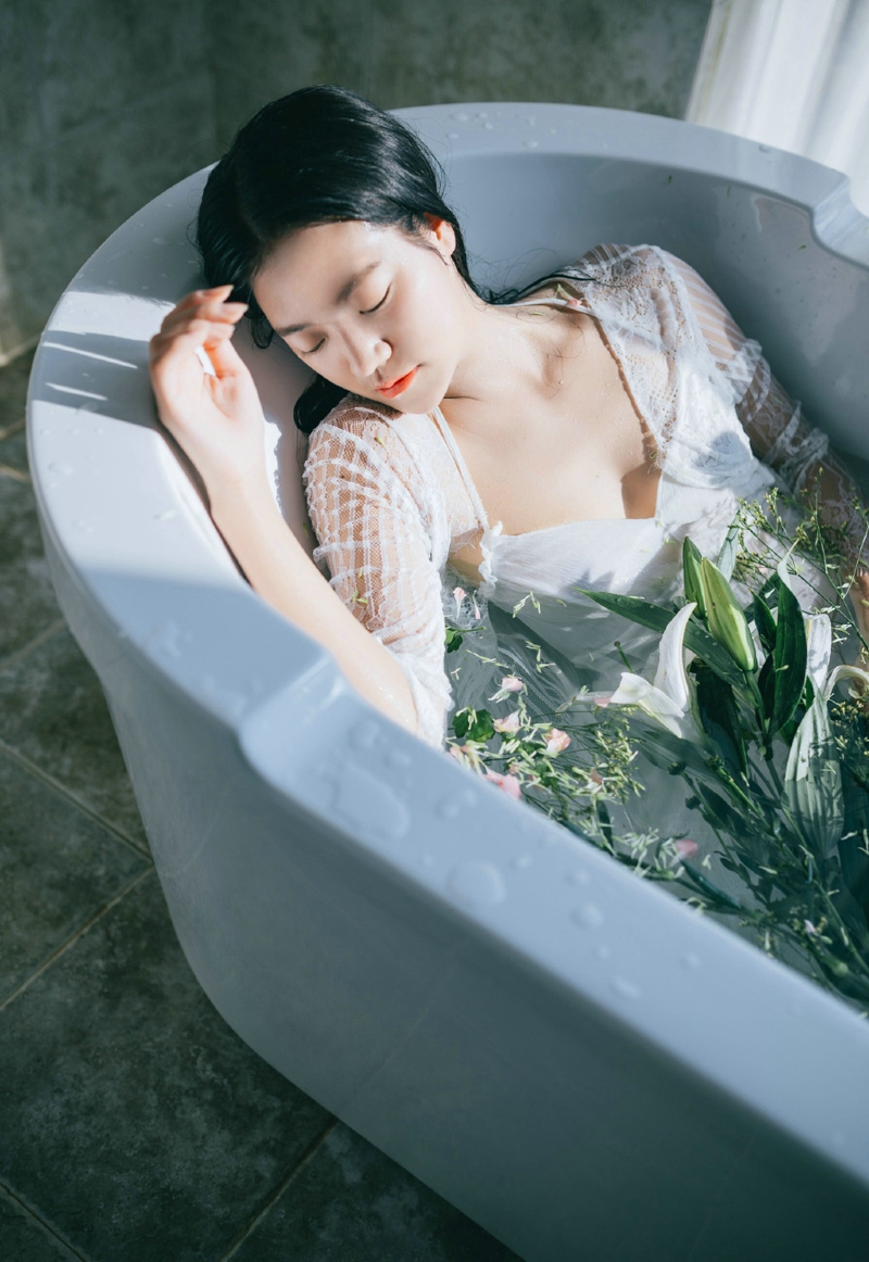 点击大图看下一张：浴缸内的白纱湿身花瓣美女美丽动人