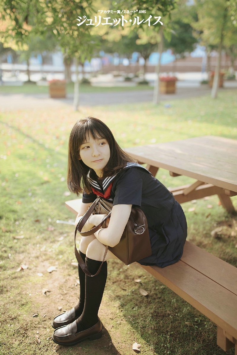 点击大图看下一张：草地上的日系学院风素颜妹子娇俏迷人