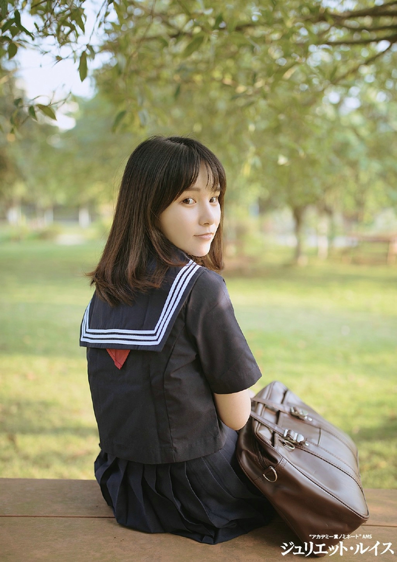 点击大图看下一张：草地上的日系学院风素颜妹子娇俏迷人