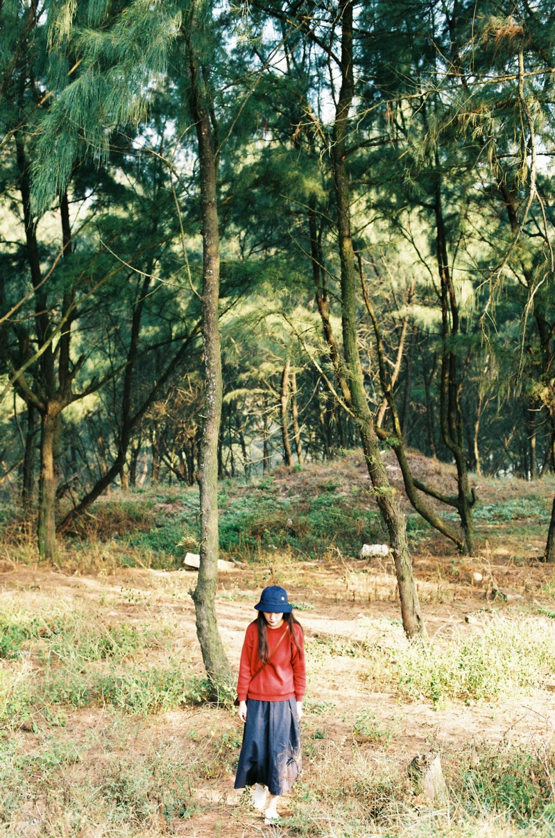 点击大图看下一张：幽静山林内的森系长裙美女随意自由