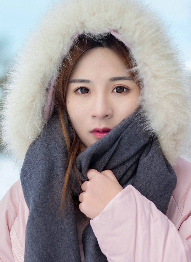 点击大图看下一张：冬日雪地内的羽绒服妹子娇嫩俏皮写真