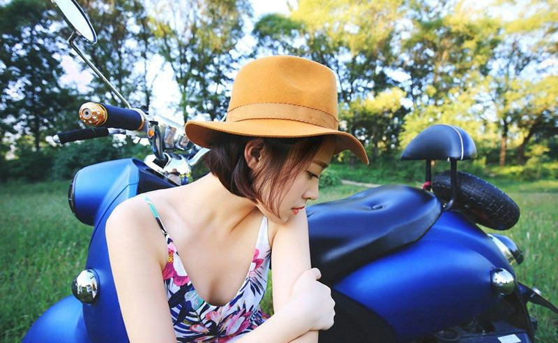 点击大图看下一张：草坪草帽美女骑摩托车摩登帅气