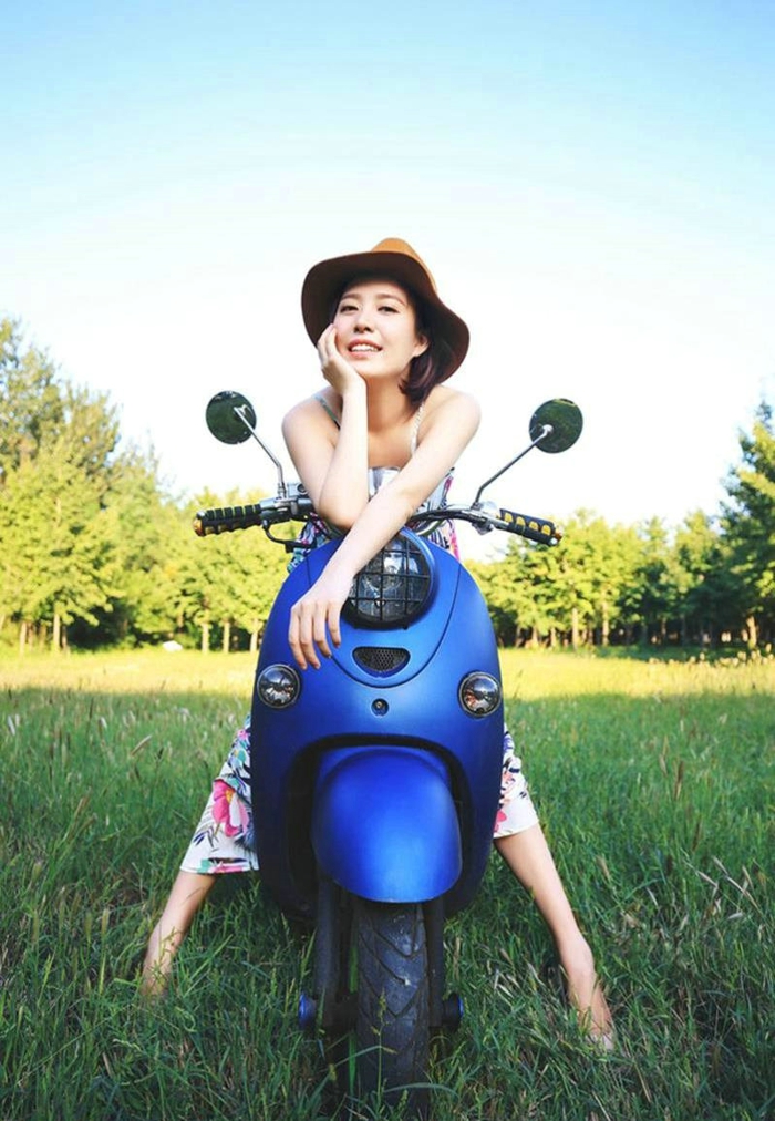 点击大图看下一张：草坪草帽美女骑摩托车摩登帅气