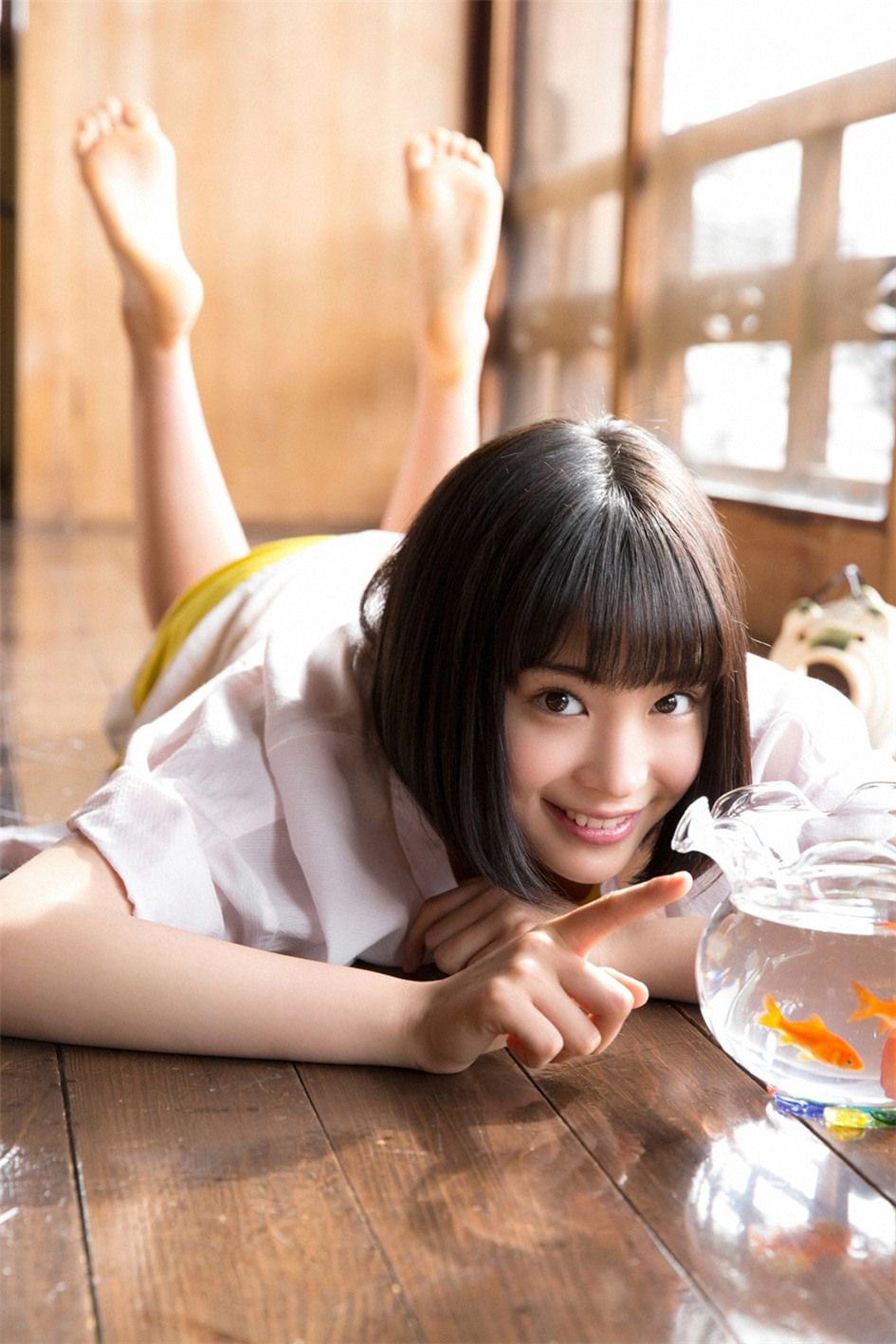 点击大图看下一张：日系短发学生妹可爱制服甜美私房诱惑写真