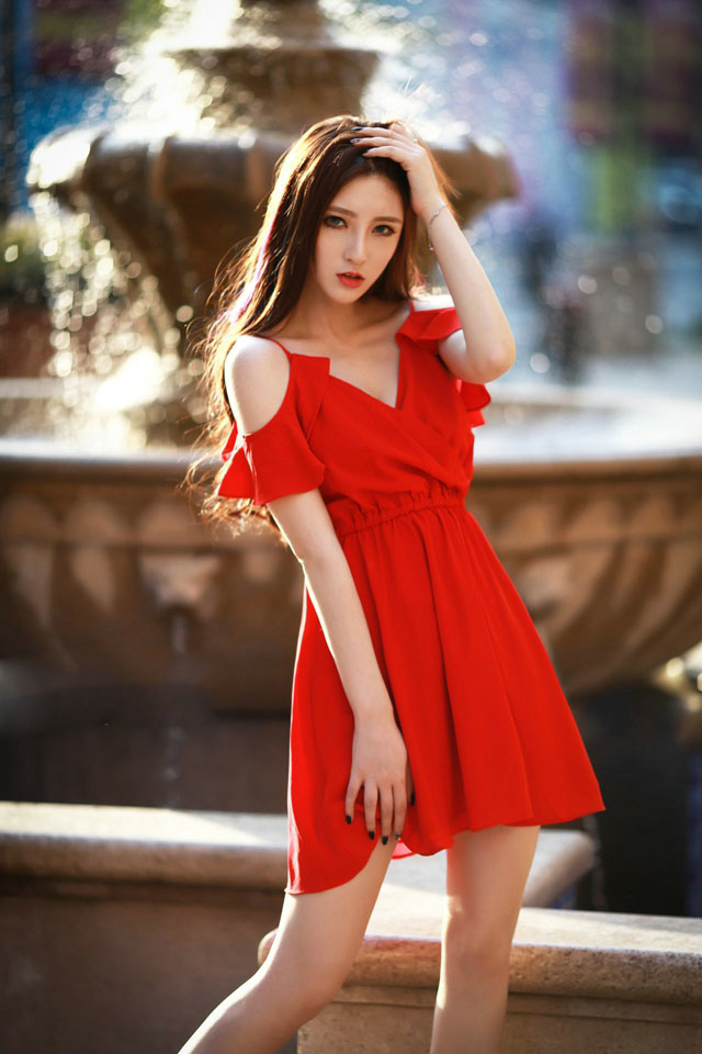 点击大图看下一张：红裙美女户外清纯气质妩媚撩人