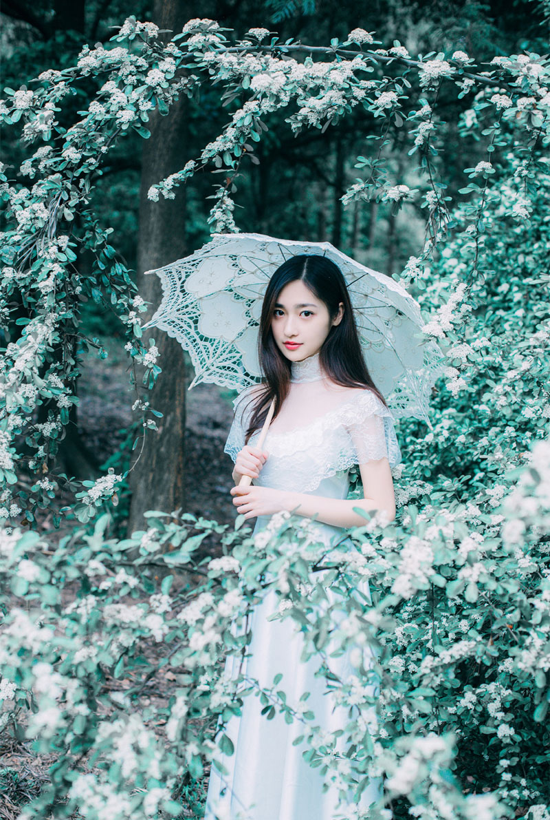 点击大图看下一张：高领蕾丝白色长裙气质美女撑伞森林公园唯美写真