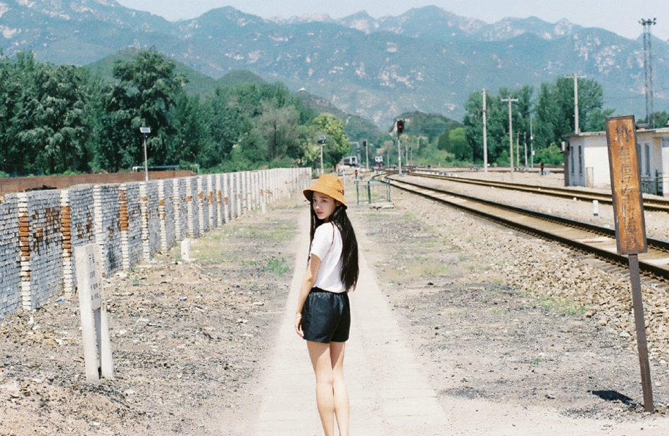 点击大图看下一张：铁路旁的白皙美女腰细腿长惹人垂涎