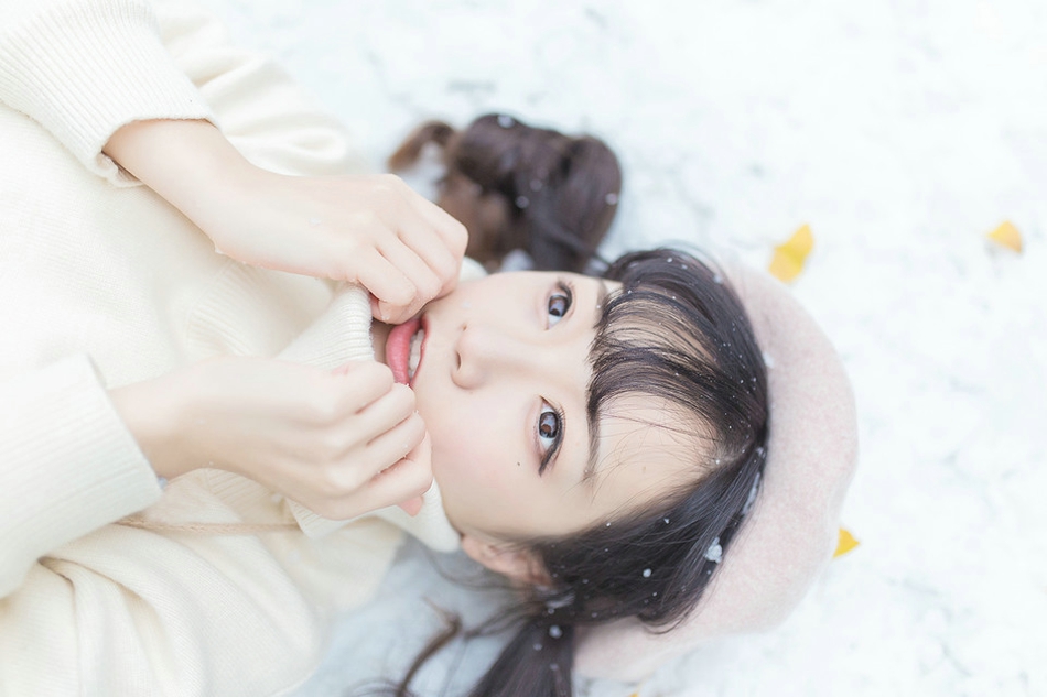 点击大图看下一张：雪天贝雷帽少女玩雪俏皮可爱