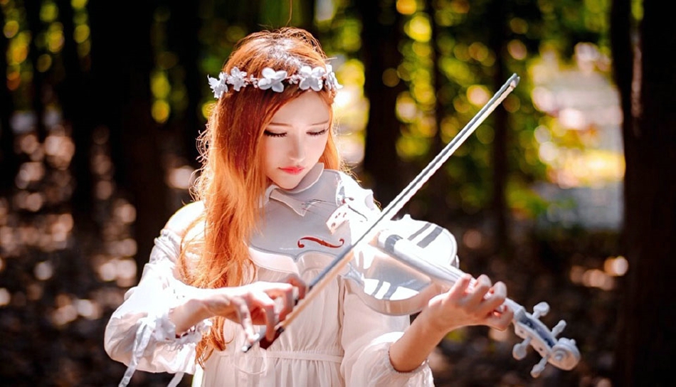 点击大图看下一张：清纯白皙小提琴少女丛林写真让人感受清新