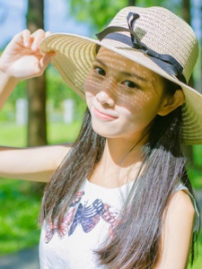 森林公园里戴太阳帽的美女阳光温馨写真