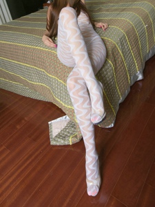 地板长腿美人白色条纹连体丝袜诱惑