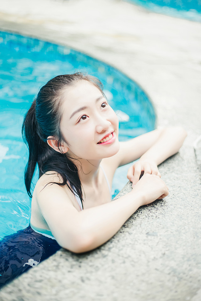 点击大图看下一张：清凉夏日泳装美女泳池内湿身诱惑开怀大笑