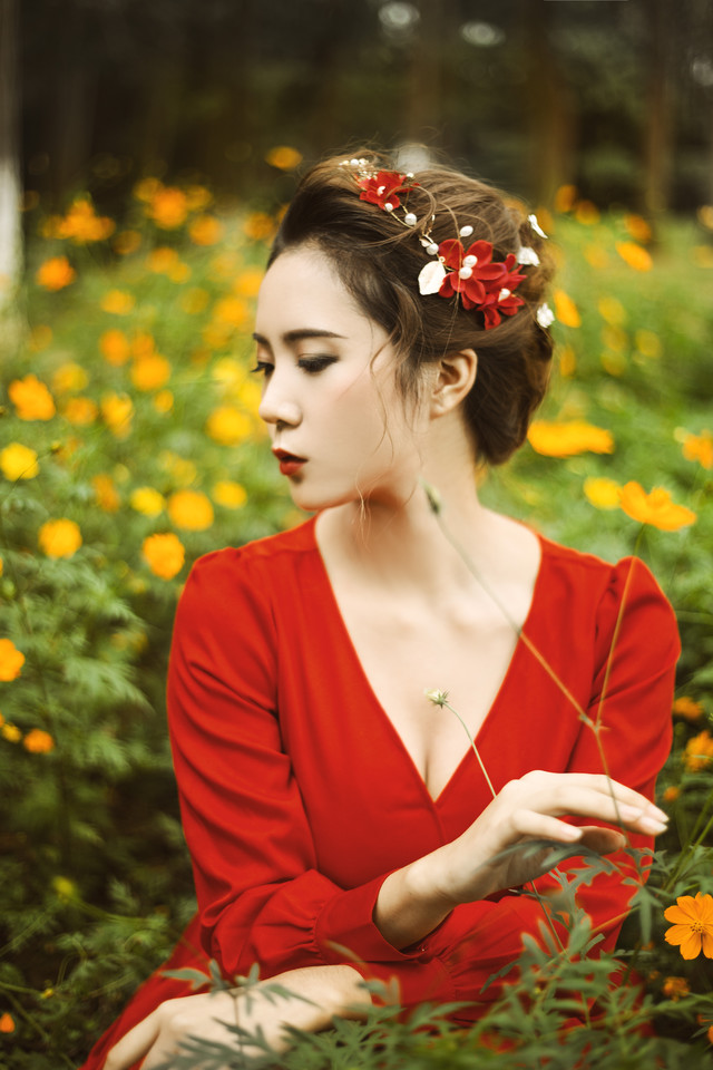 点击大图看下一张：花丛中的复古美女深V红裙性感上阵曲线曼妙