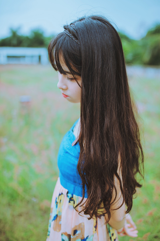 点击大图看下一张：齐刘海少女吊带碎花裙坐在草丛中甜美娇俏