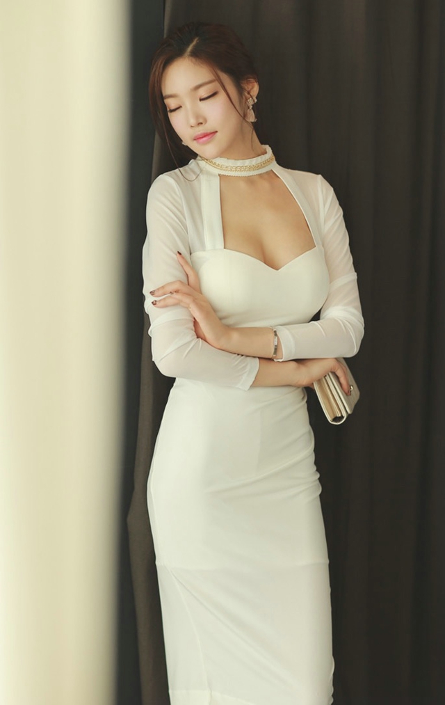 点击大图看下一张：高领低胸白裙美模秀深沟优雅大方