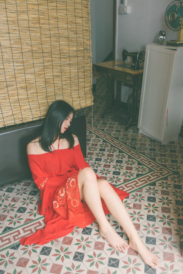 点击大图看下一张：鲜花美女裸肩红裙赤脚坐在地上神情忧郁