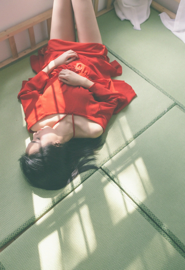 点击大图看下一张：鲜花美女裸肩红裙赤脚坐在地上神情忧郁