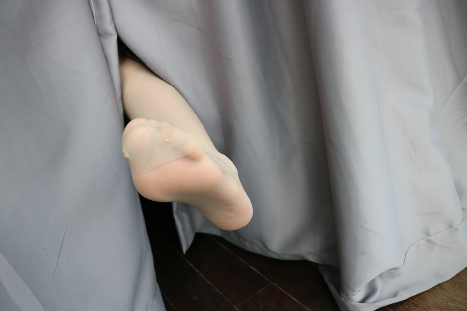 点击大图看下一张：小图妹窗台丝袜包裹着的美脚诱惑写真