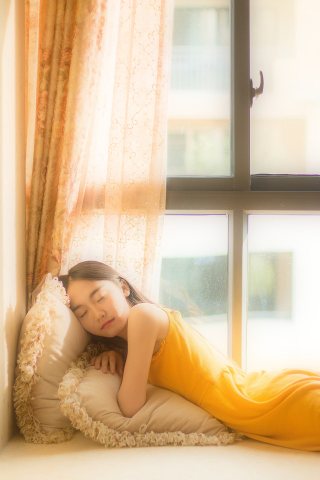 点击大图看下一张：夏日午后黄裙美女躺在床上慵懒惬意