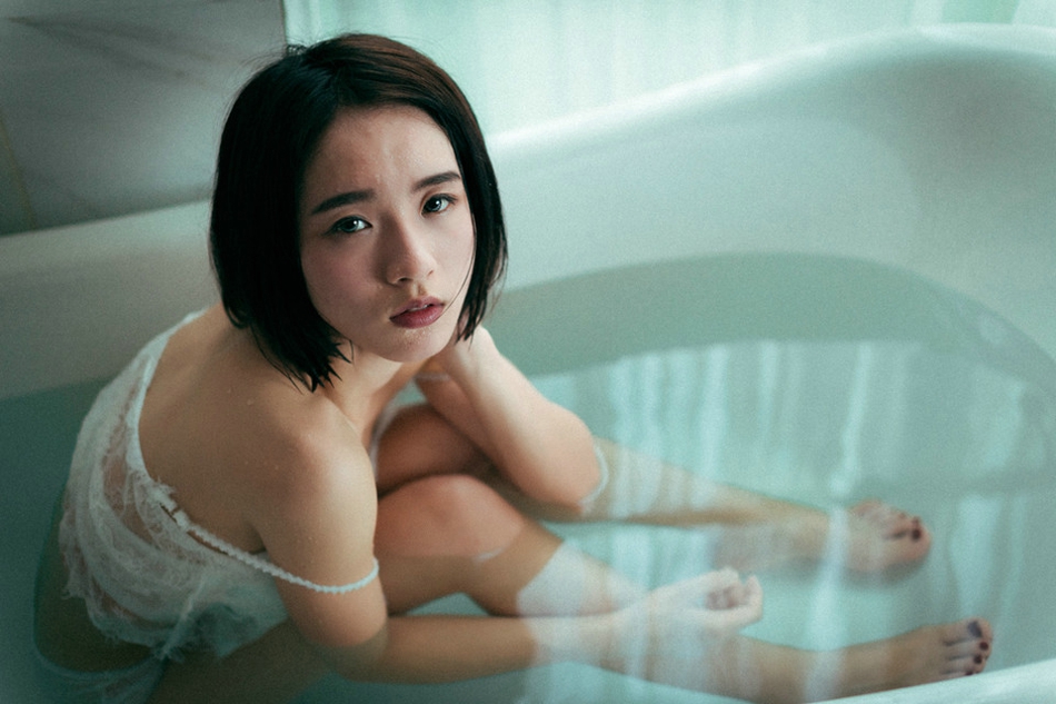 点击大图看下一张：浴缸内的湿身美女蕾丝内衣裸露美胸迷魂写真