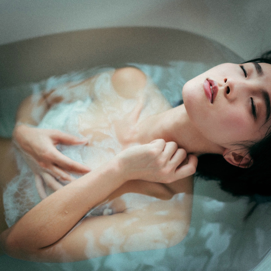 点击大图看下一张：浴缸内的湿身美女蕾丝内衣裸露美胸迷魂写真
