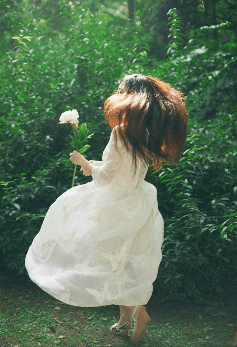 点击大图看下一张：高颜值清纯女神森林白色长裙美丽动人
