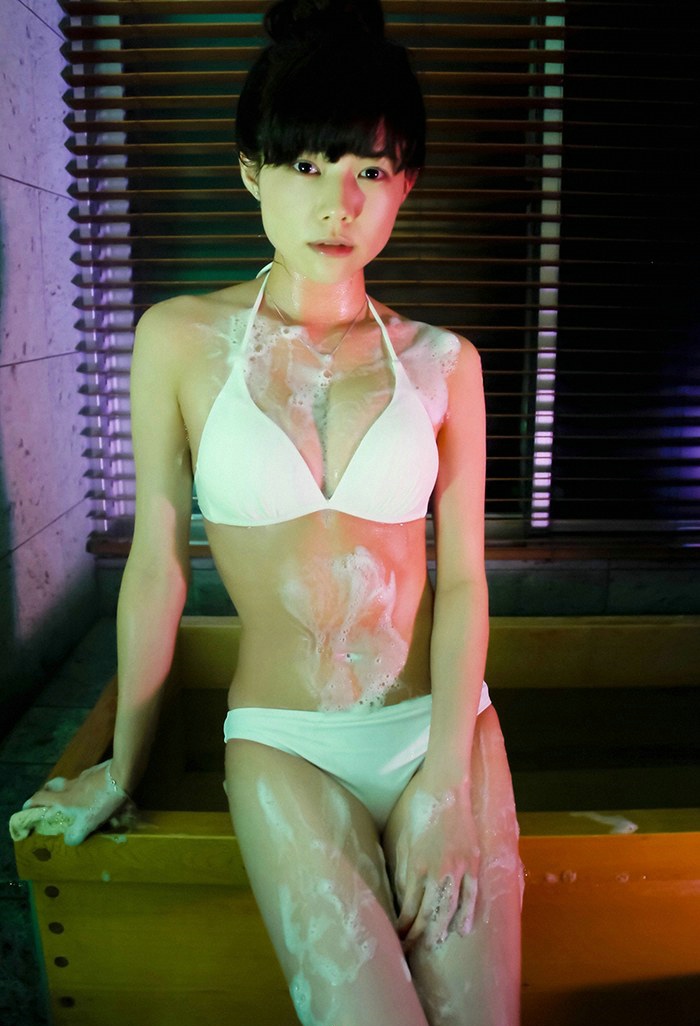 点击大图看下一张：日本美女松川佑依子演绎热辣内衣秀