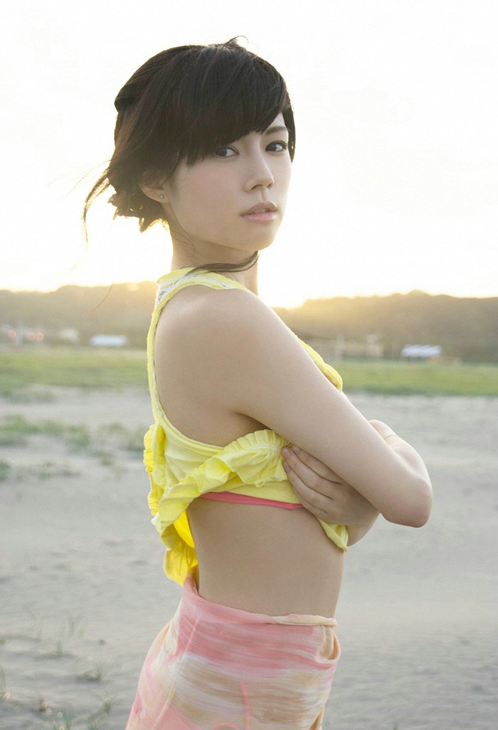 点击大图看下一张：日本美女松川佑依子演绎热辣内衣秀