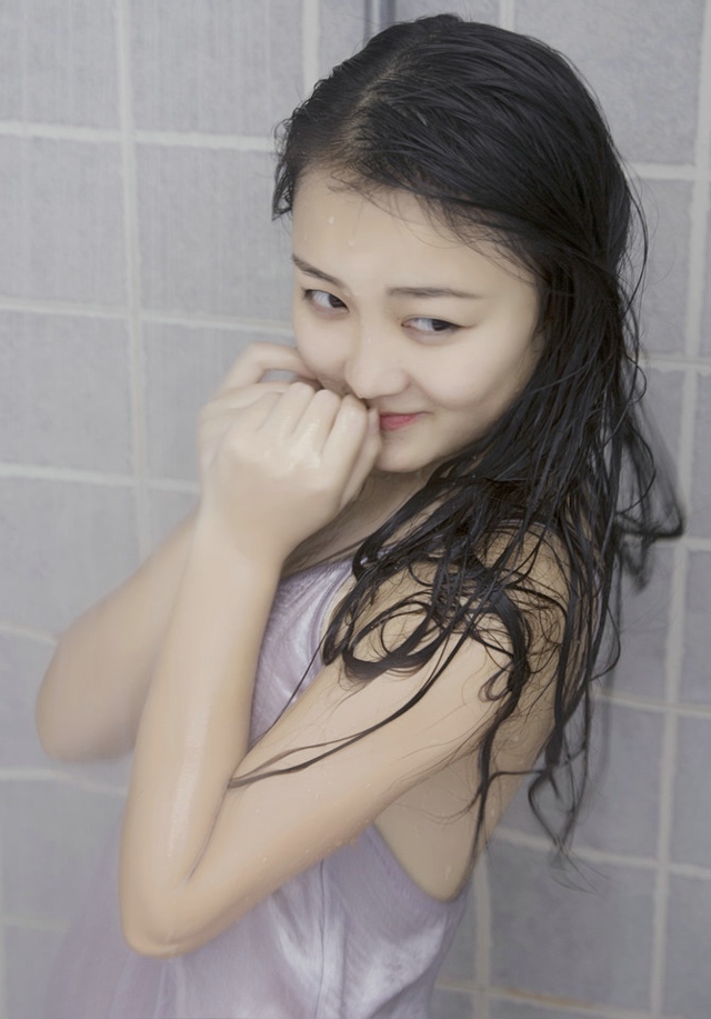 点击大图看下一张：浴室内淋浴的湿身妹子给力魅惑秀迷人乳沟
