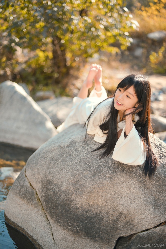 点击大图看下一张：阳光秋季长发少女白色长裙甜美动人写真