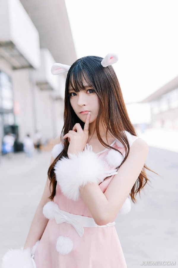 点击大图看下一张：夏木颖mumu粉色兔子装甜美温馨动人写真