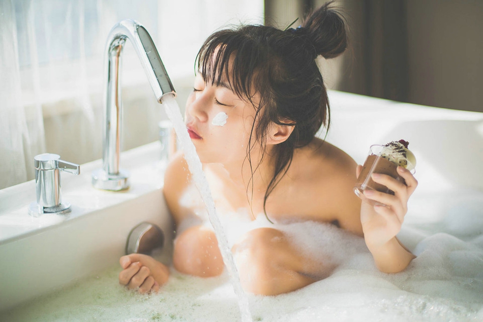 点击大图看下一张：浴室甜味少女湿身泡泡浴令人着迷