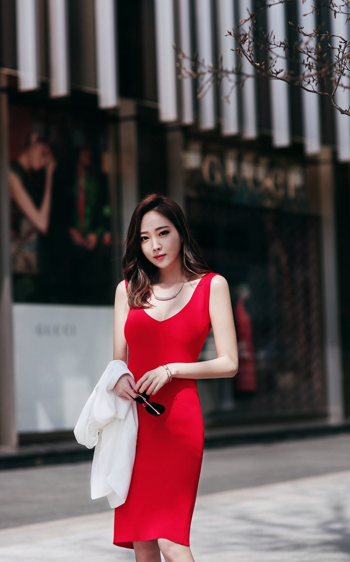 点击大图看下一张：街头艳丽红裙美模美乳呼之欲出令人神往