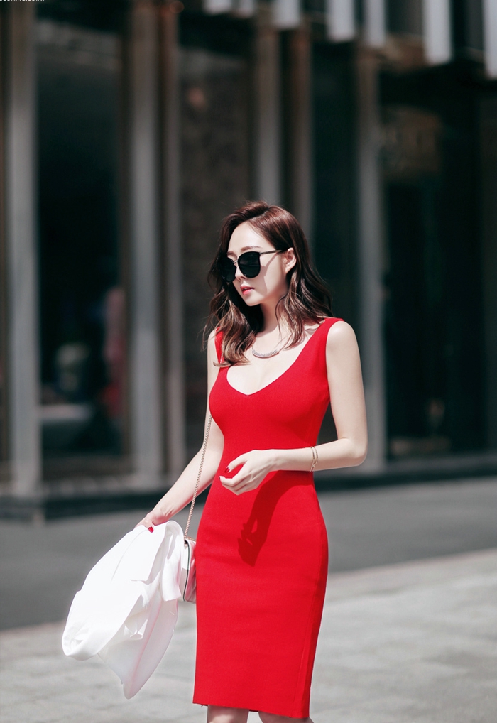 点击大图看下一张：街头艳丽红裙美模美乳呼之欲出令人神往