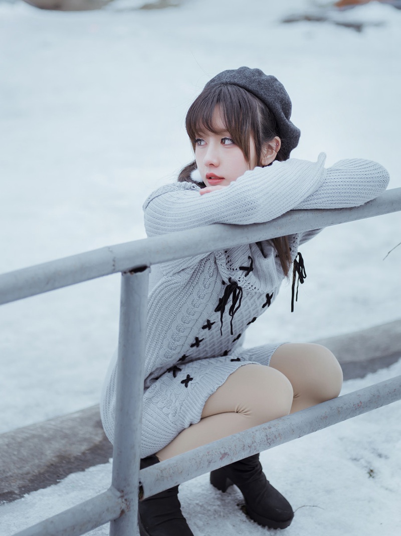 点击大图看下一张：韩国美女雪中漫步清新迷人优美