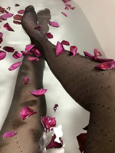 小图妹浴缸中的黑丝花瓣极致诱惑写真