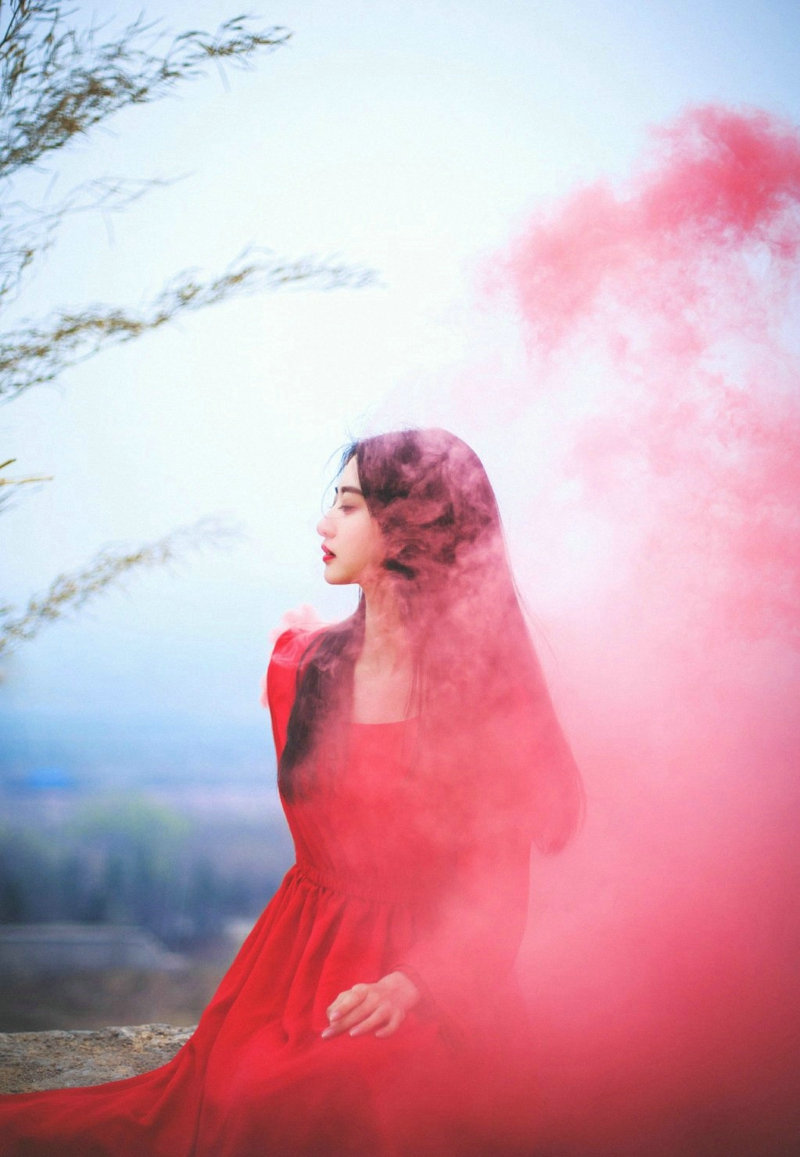 点击大图看下一张：清纯素颜女神红色长裙高山树林靓丽写真
