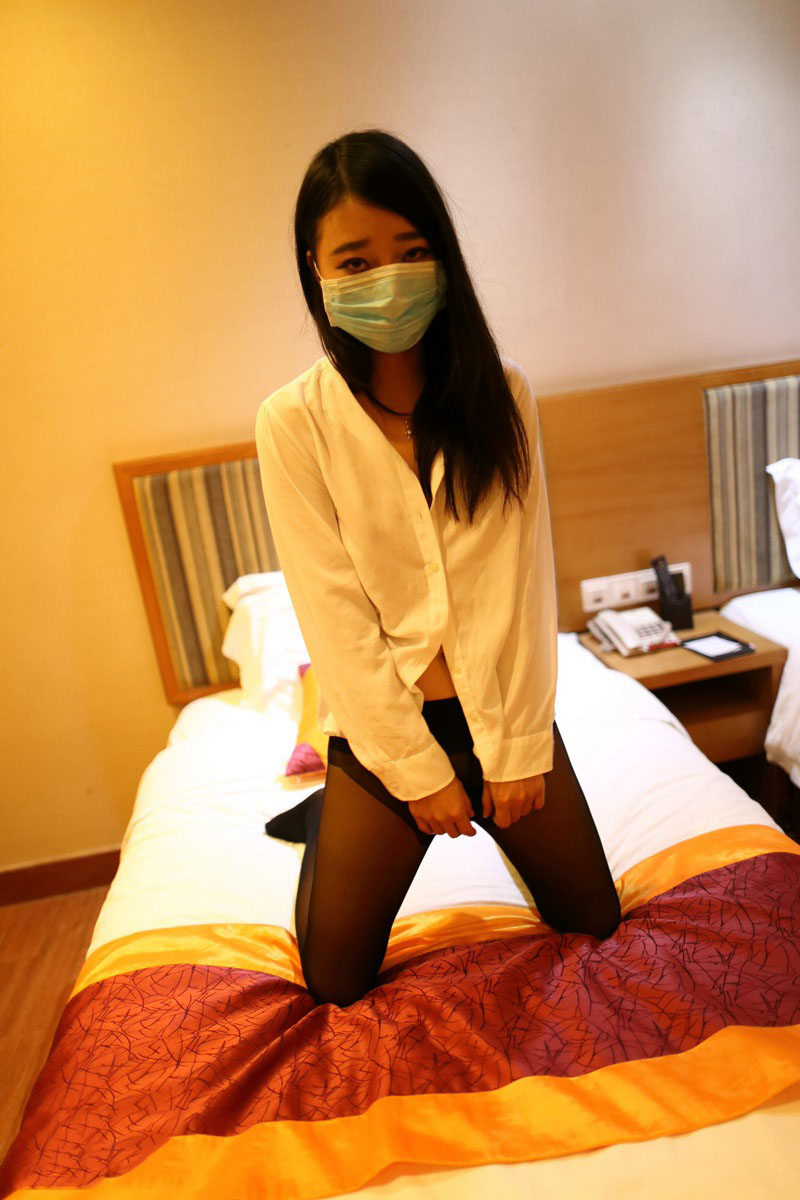 点击大图看下一张：酒店床上口罩素颜美女白衬衫黑丝袜诱人