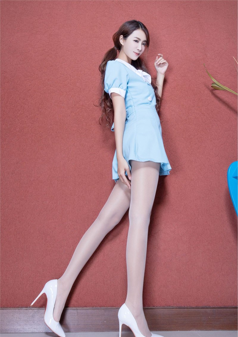 点击大图看下一张：淡蓝连衣裙美女Miso高跟丝袜美腿清爽写真