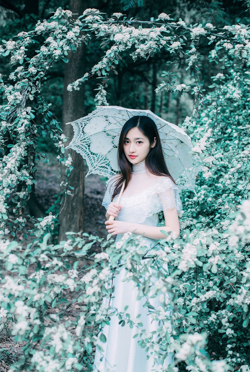 点击大图看下一张：清纯mm公园里白色蕾丝公主裙唯美气质写真