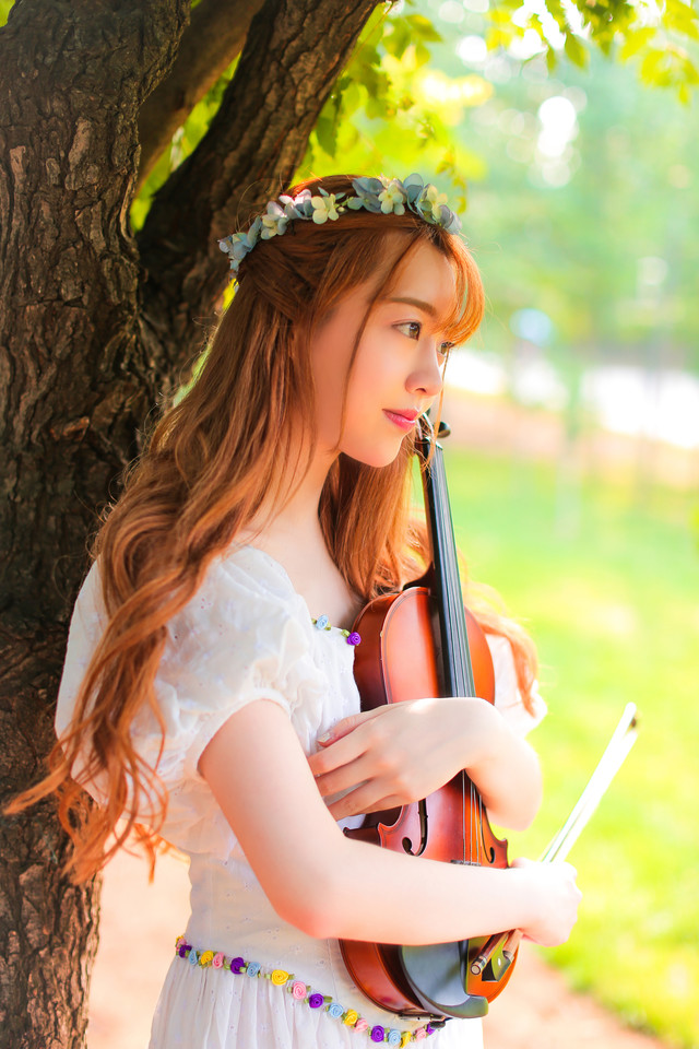 点击大图看下一张：森林内小提琴美女头戴花环演绎夏日花仙子