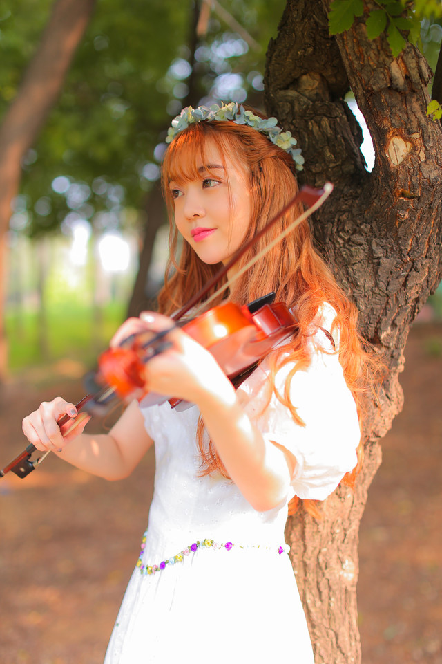 点击大图看下一张：森林内小提琴美女头戴花环演绎夏日花仙子