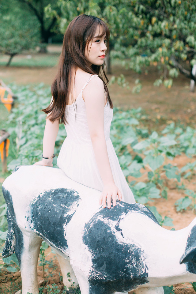 点击大图看下一张：牧场内的花环少女吊带白裙怡然雅致
