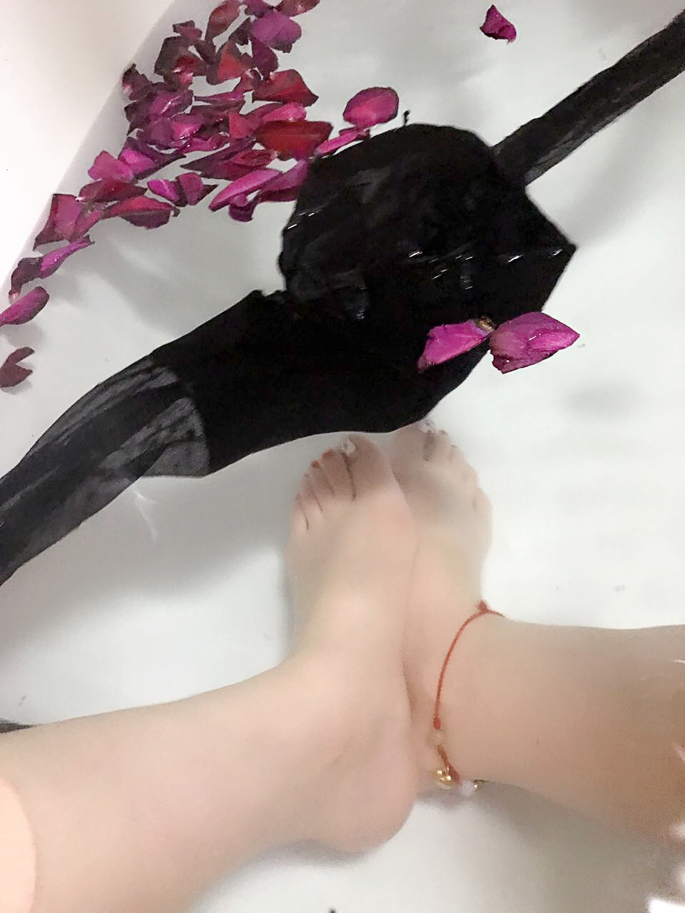 点击大图看下一张：小图妹浴缸中的黑丝花瓣极致诱惑写真