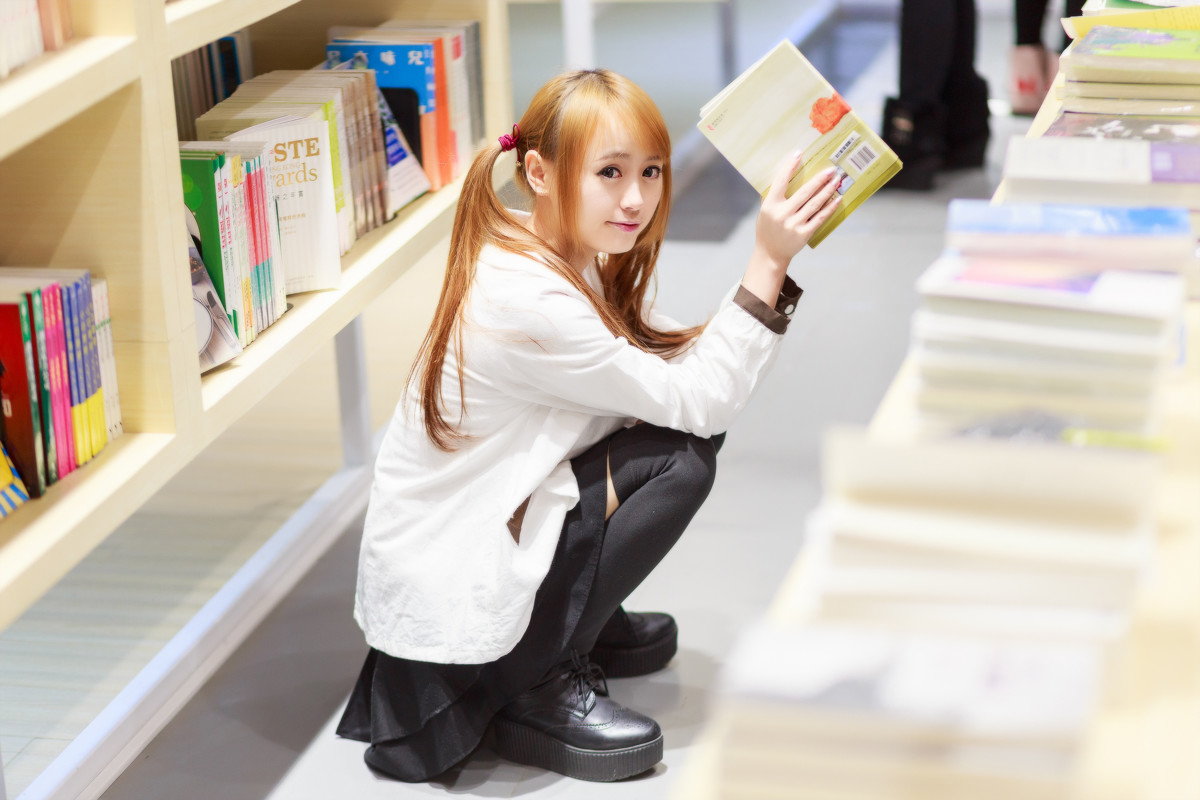 点击大图看下一张：图书馆里的双马尾萝莉金发女孩靓丽写真