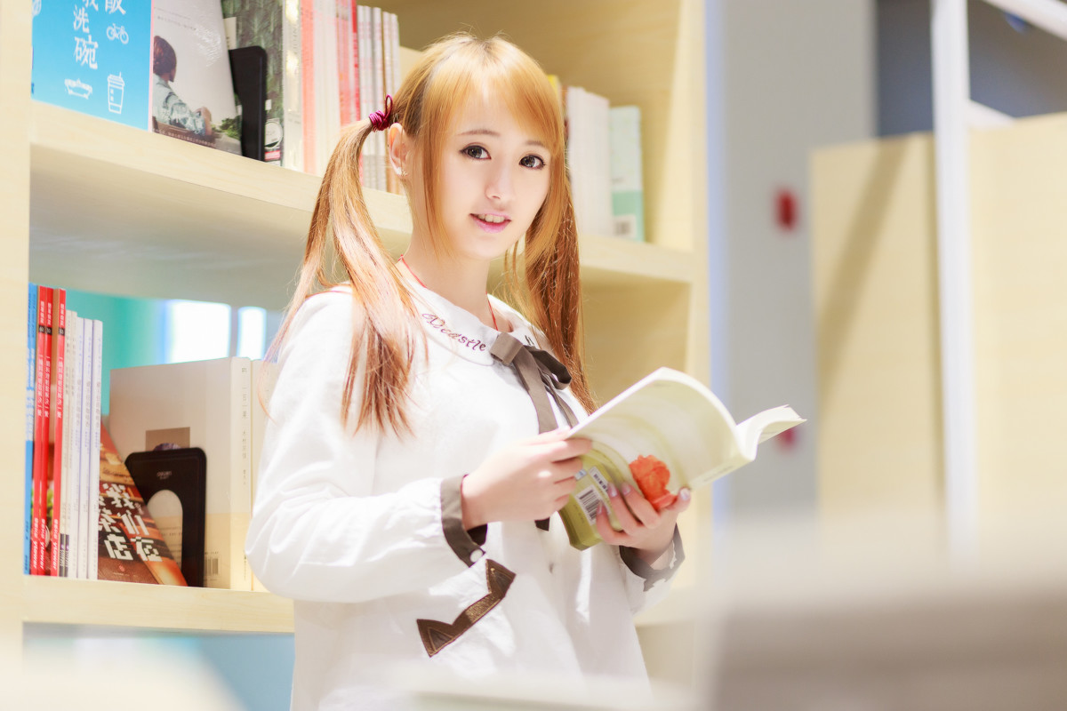 点击大图看下一张：图书馆里的双马尾萝莉金发女孩靓丽写真