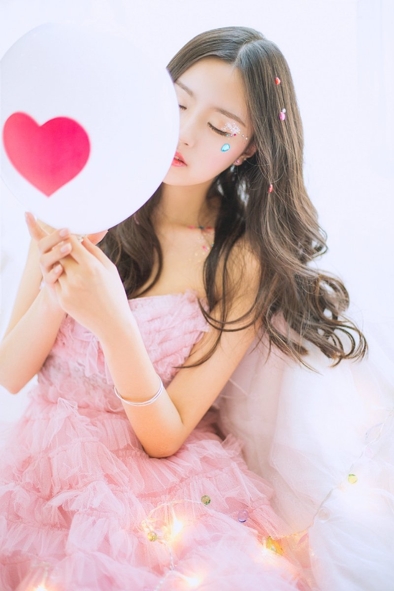 点击大图看下一张：私房女神一副天使脸蛋私房美裙犹如公主般漂亮