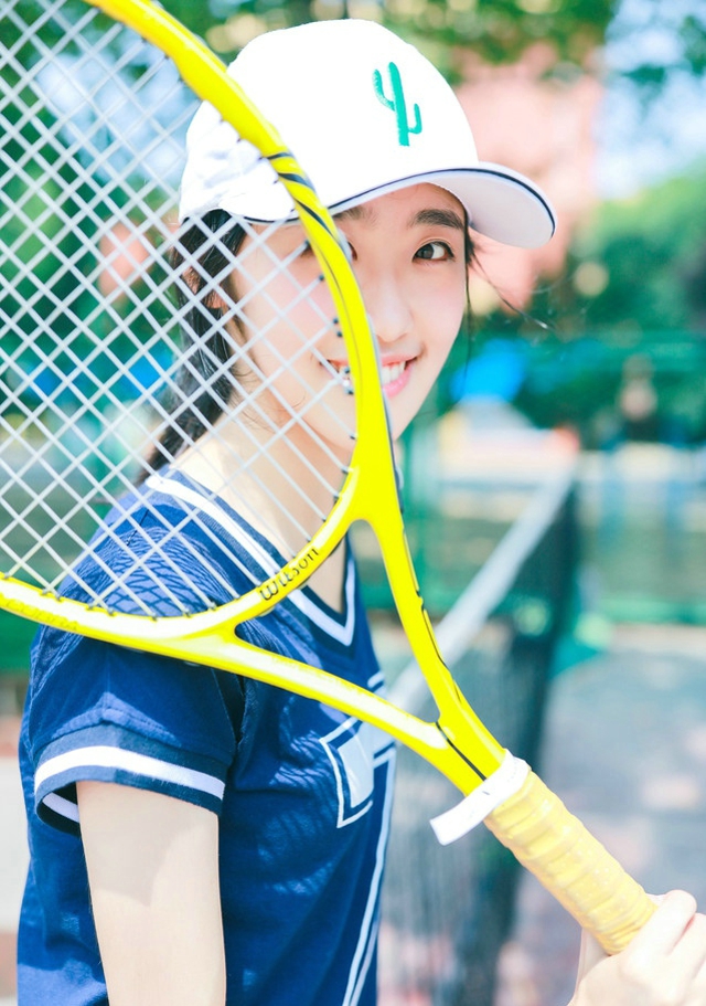 点击大图看下一张：网球运动帽少女秀健美身材极其动人
