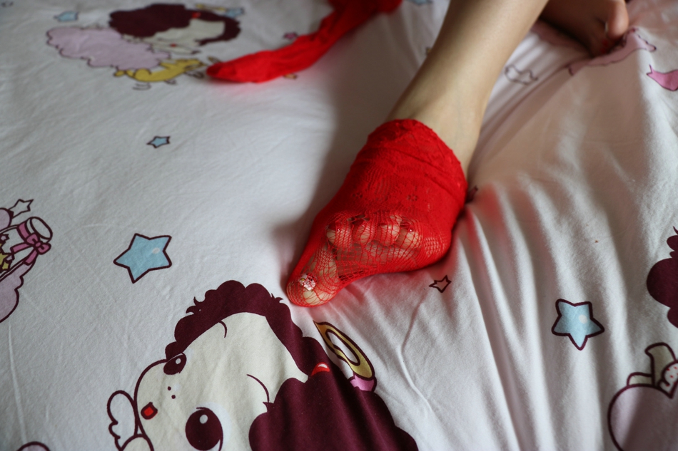点击大图看下一张：小图妹私房红色网袜诱人美腿写真