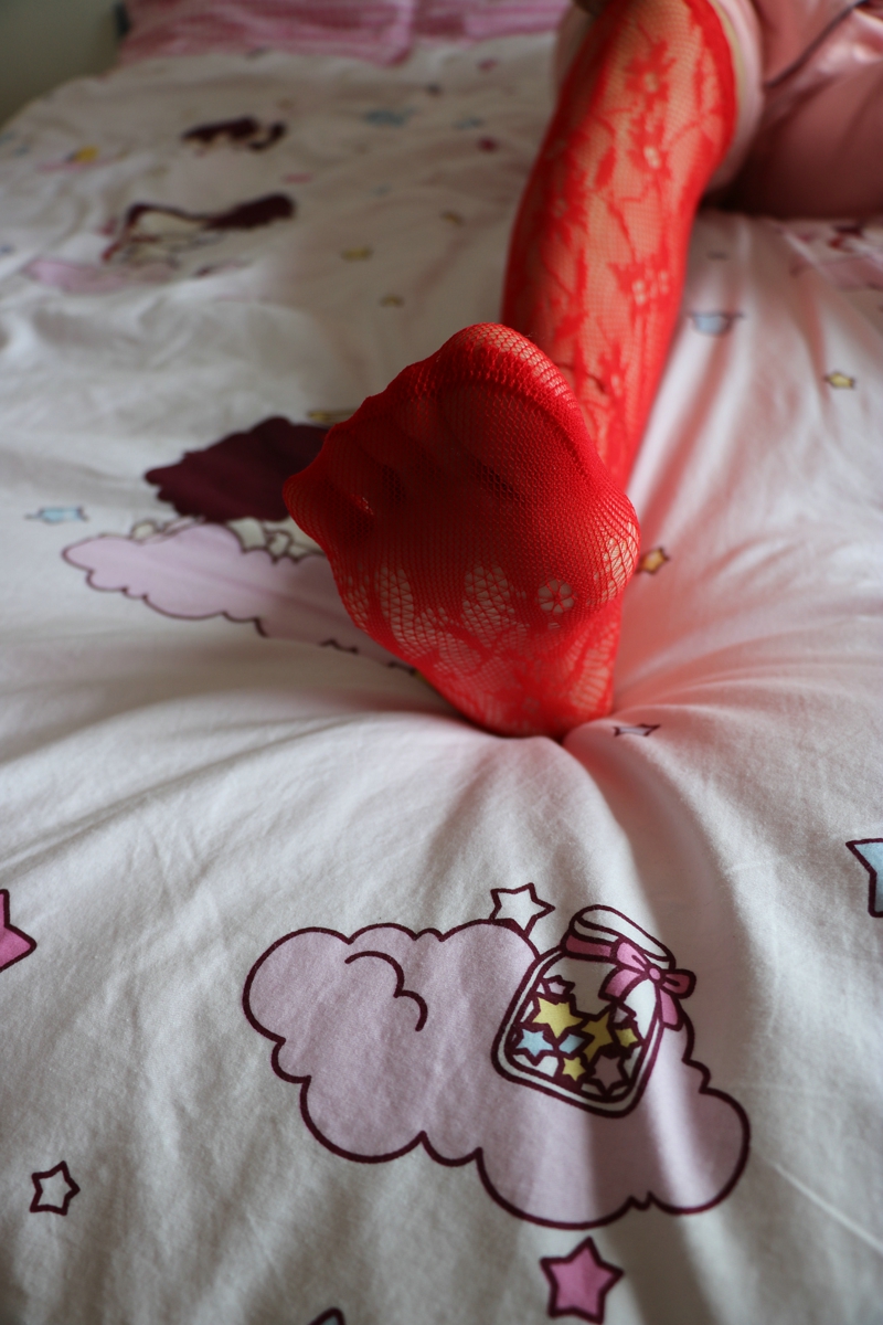 点击大图看下一张：小图妹私房红色网袜诱人美腿写真
